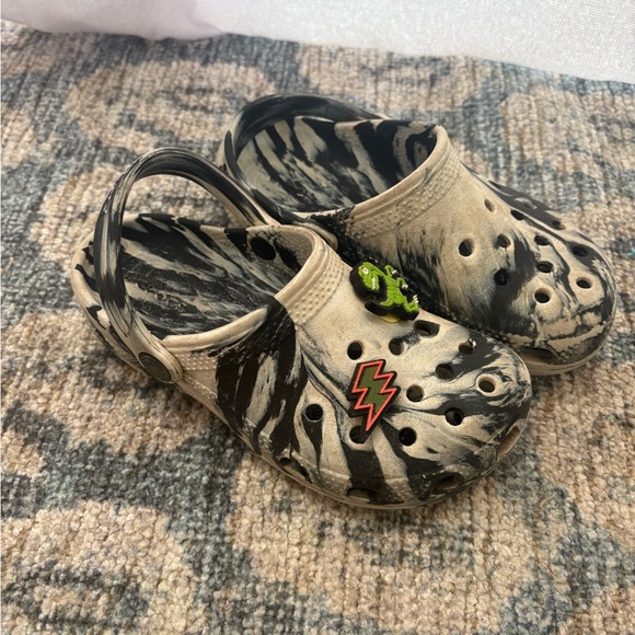 CROCS Kids Classic Clog Black and White Marbled Tie Dye Size 13 GUC - Picture 1 of 5